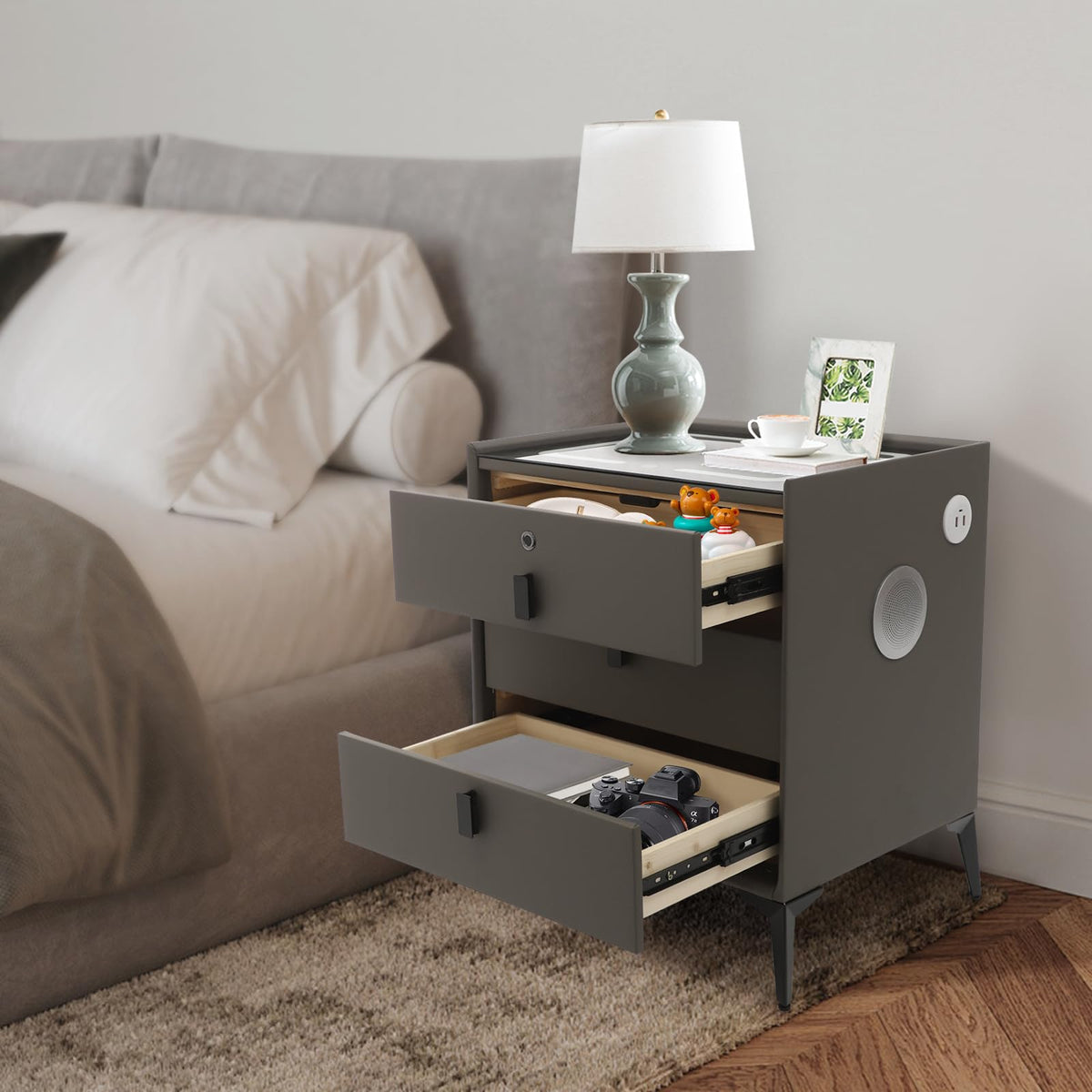 Solid Wood Nightstand with 3 Drawers Q6869